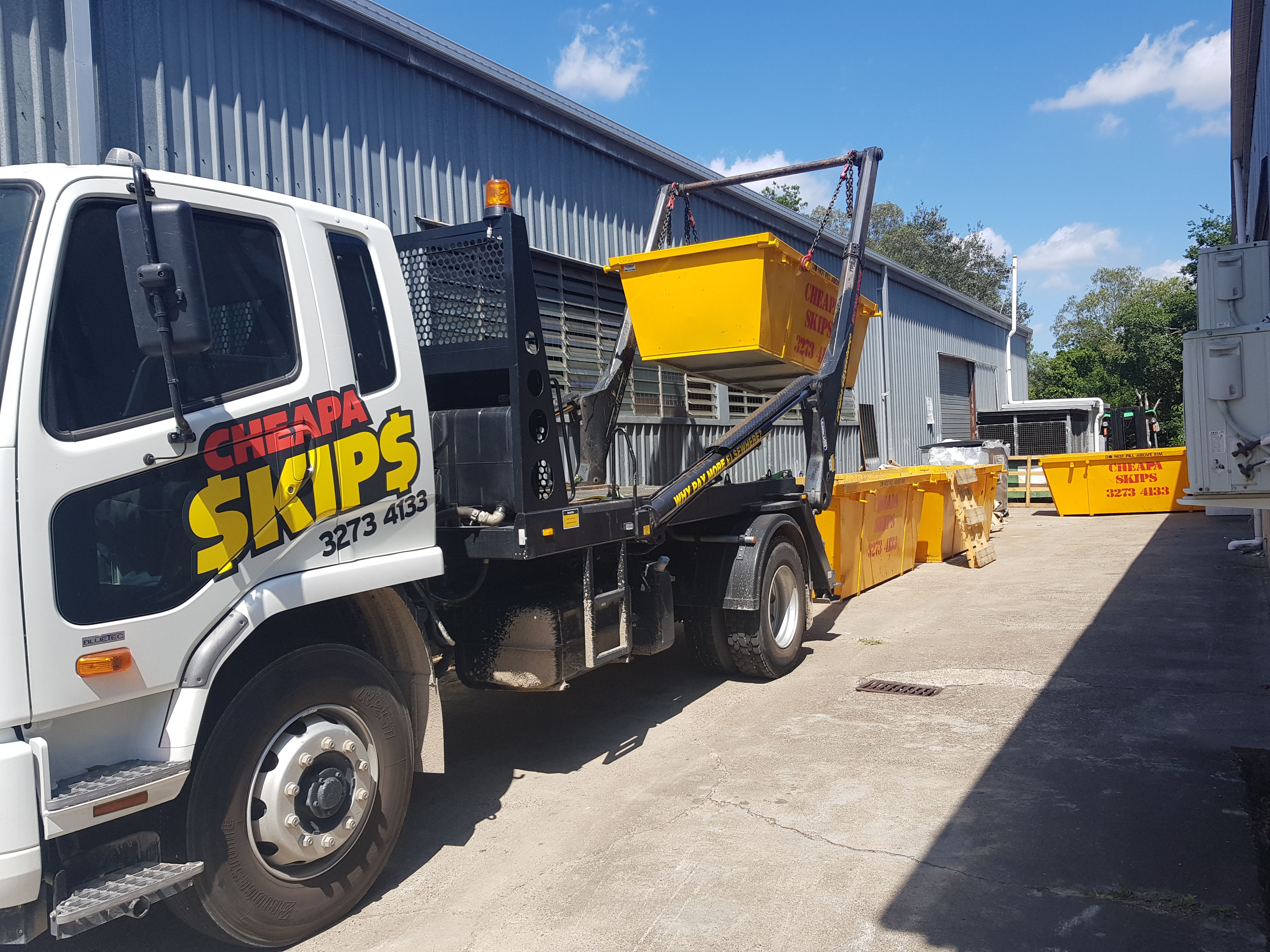 skip bin hire Ipswich - view of truck and yellow skip bins