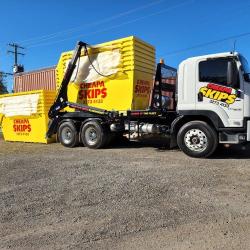 Skip bin hire Gold Coast - Yellow skips on truck