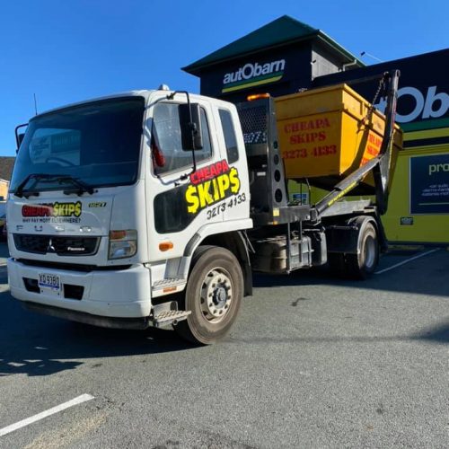 Skip bin hire Gold Coast - skip bin truck in front of business